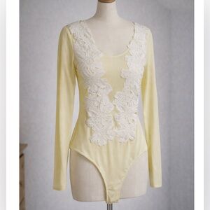 NWT PALE YELLOW FLORAL APPLIQUE SEMI SHEER BODY SUIT BLOUSE TOP LARGE